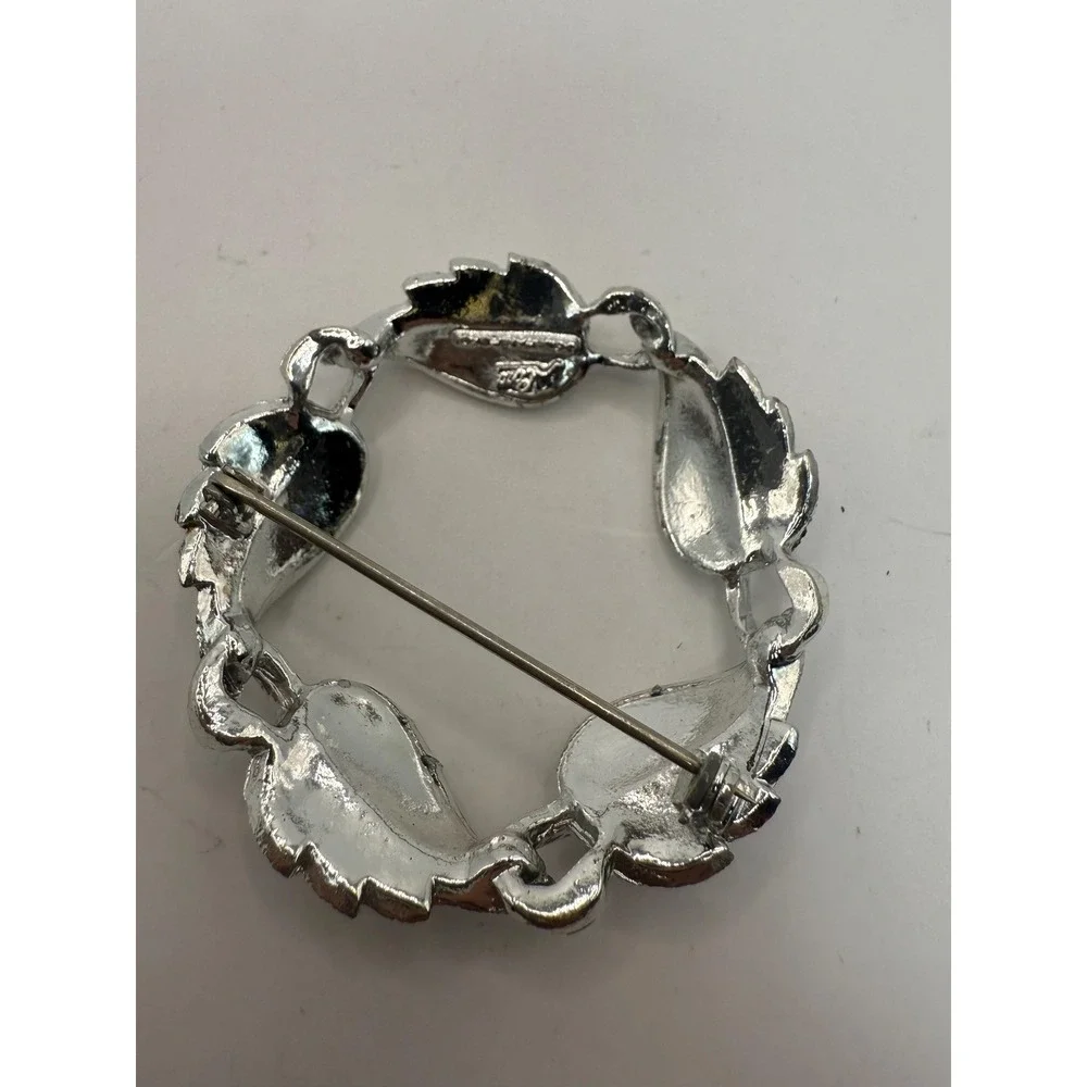 Coro Silver Tone Leaf Wreath‎ Brooch Vintage Textured Leaf Circle Pin